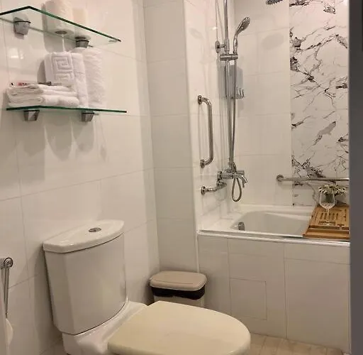 Quite Euro Luxe 3br 7 Mins Walk To High Street