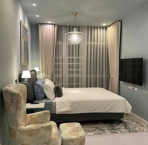 Apartment Quite Euro Luxe 3br 7 Mins Walk To High Street Manila