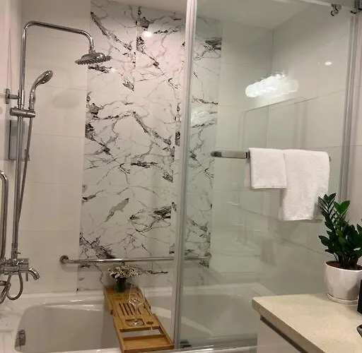 Quite Euro Luxe 3br 7 Mins Walk To High Street Apartment