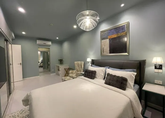 Quite Euro Luxe 3br 7 Mins Walk To High Street Apartment Manila