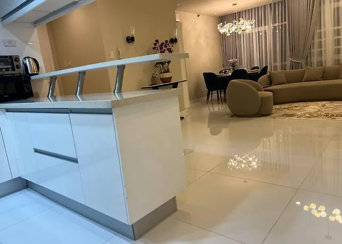 Quite Euro Luxe 3br 7 Mins Walk To High Street Apartment *