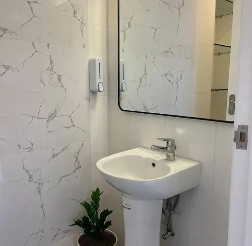 Quite Euro Luxe 3br 7 Mins Walk To High Street
