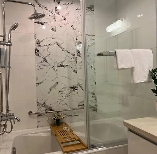 Quite Euro Luxe 3br 7 Mins Walk To High Street Apartment