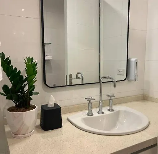 Quite Euro Luxe 3br 7 Mins Walk To High Street Apartment Manila