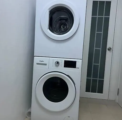 Apartment Quite Euro Luxe 3br 7 Mins Walk To High Street