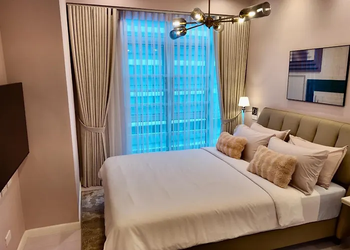 Quite Euro Luxe 3br 7 Mins Walk To High Street