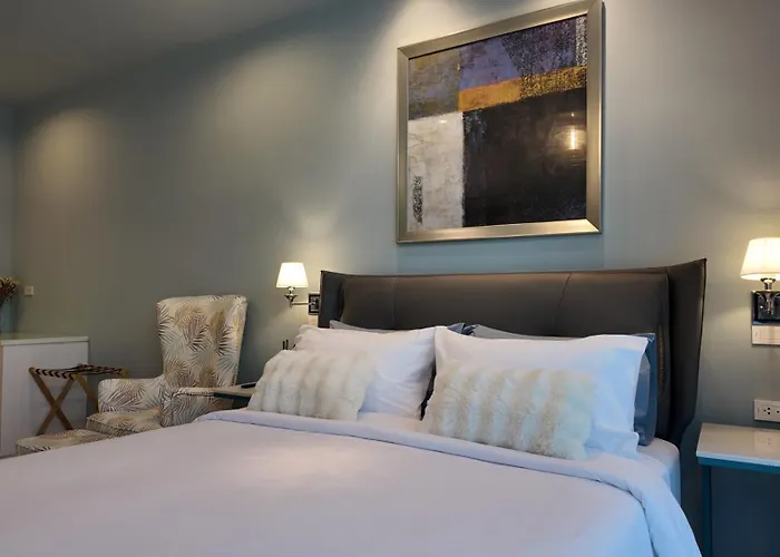 Quite Euro Luxe 3br 7 Mins Walk To High Street Manila