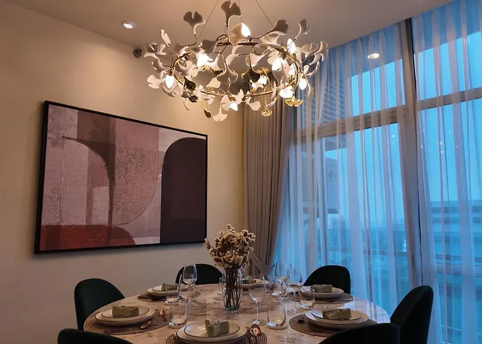 Quite Euro Luxe 3br 7 Mins Walk To High Street Apartment