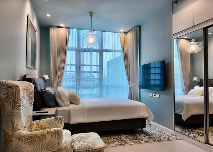Quite Euro Luxe 3br 7 Mins Walk To High Street *